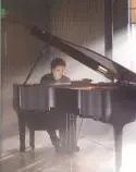 Robert Pattison - edward hraje na klaviry.jpg